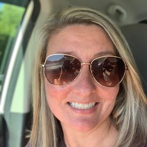 Meet your Posher, April